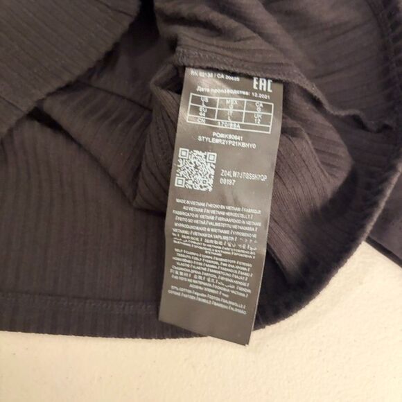 Guess T-Shirt Women's Large Black Cropped Short Sleeve Solid Mixed Media NWT - Picture 9 of 9